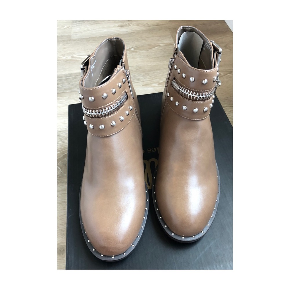 Charles David NWT studded ankle boots, 8